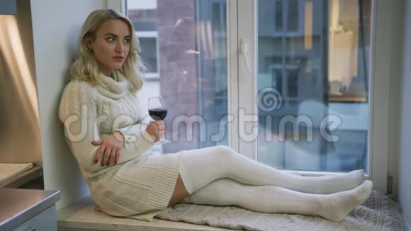 性感女人在窗台上喝酒视频的预览图