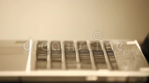 女人漂亮的指甲在膝上的键盘上打字视频的预览图