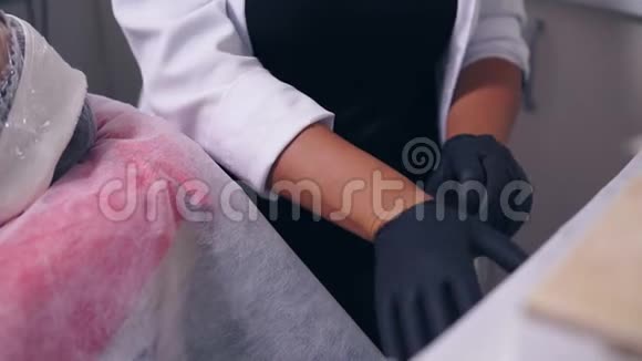 准备手术的女美容医生她戴着手套专业保健和医疗视频的预览图