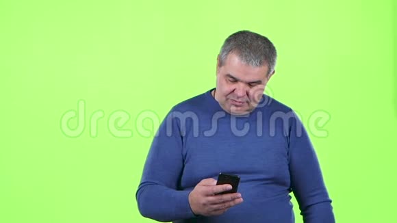 男人在打电话尖叫绿色屏幕慢动作视频的预览图