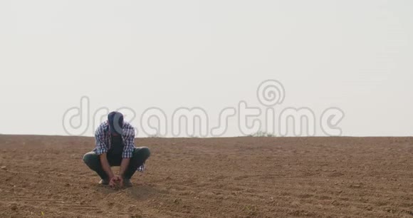 农民对新鲜耕地土壤质量进行检测视频的预览图
