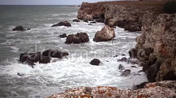 黑海上的风暴图莱诺沃村附近海岸悬崖上的波浪断裂视频的预览图