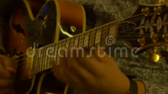 夜间吉他独奏视频的预览图