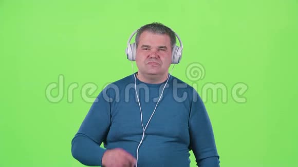 锰在耳机上听音乐绿色屏幕视频的预览图