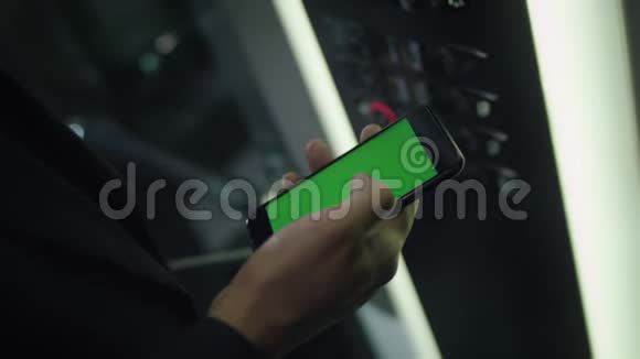 男人用彩色钥匙绿色屏幕触摸手机视频的预览图