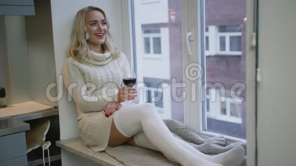 女人在窗户附近喝酒视频的预览图