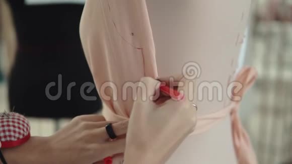 女裁缝在人体模型上创造了一个衣服模型亚洲女设计师服装视频的预览图