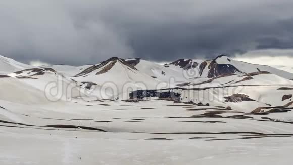 在冰岛卢加维古尔的冬季火山山脉上戏剧性的云层移动时间流逝视频的预览图