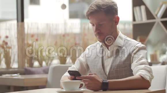 商人坐在咖啡馆里工作使用移动设备的人务和创业精神视频的预览图