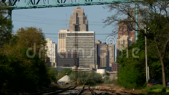 底特律市中心的火车轨道视频的预览图