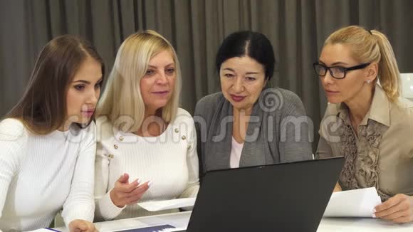 商界女性在会议室开会视频的预览图