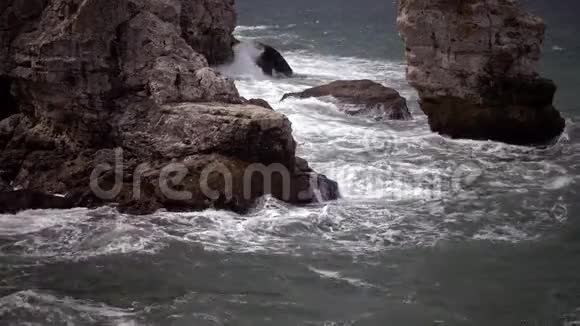 黑海上的风暴图莱诺沃村附近海岸悬崖上的波浪断裂视频的预览图
