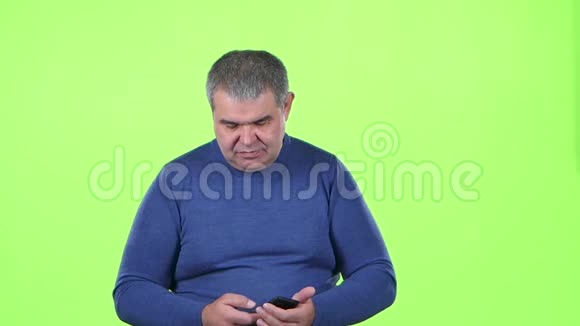 男人在打电话尖叫绿色屏幕慢动作视频的预览图