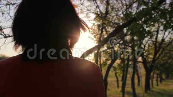 那个女孩头发在森林里日落时随风飘扬视频的预览图