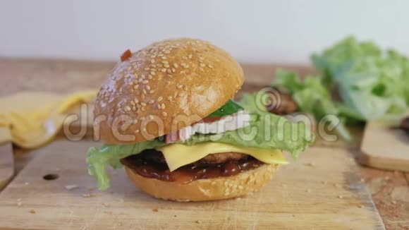 自制汉堡夹馍小切奶酪沙拉在木板上视频的预览图