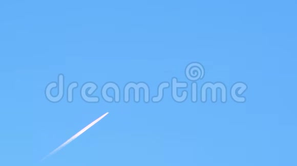 蓝天上飞机喷射层白色微量蒸汽的视图视频的预览图