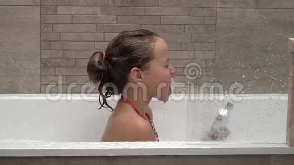 小女孩在洗澡视频的预览图