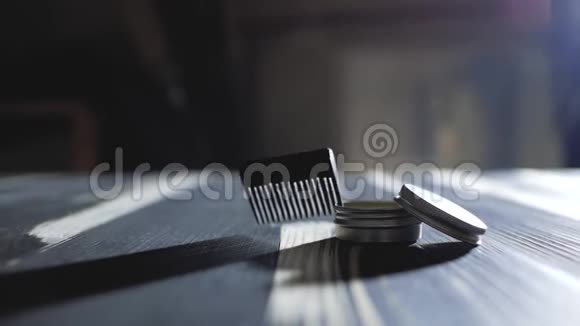 胡子和胡子的梳子靠近蜡理发器配件视频的预览图