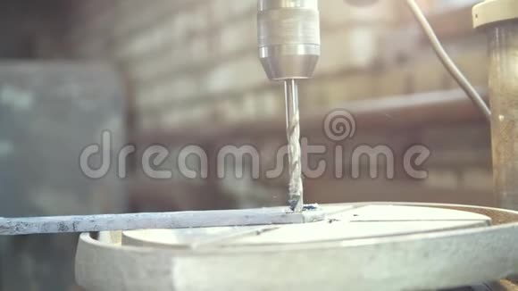铁匠切断金属细线视频的预览图