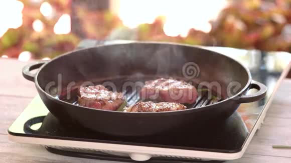煎锅里的小牛排视频的预览图