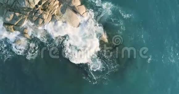 4鸟瞰图无人机飞越海面绿松石海面视频的预览图