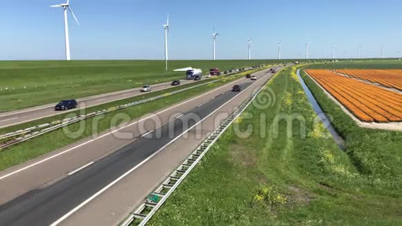 经过荷兰A6高速公路的汽车和卡车视频的预览图