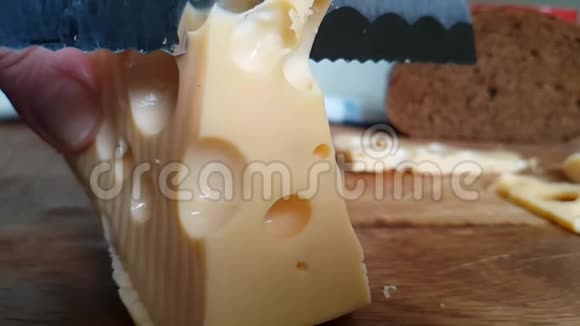 刀切瑞士奶酪慢镜头面包视频的预览图
