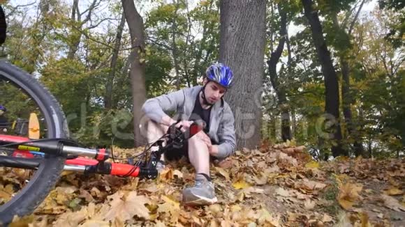 狗帮助一个从自行车上摔下来的人视频的预览图