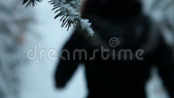 冬天一个模糊的女人在森林里散步和徒步旅行视频的预览图