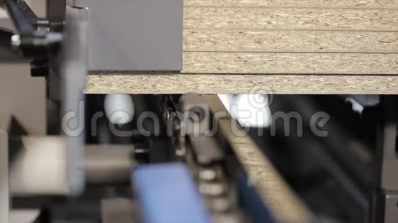 现代木工加工数控工业木工机床的工作机制视频的预览图