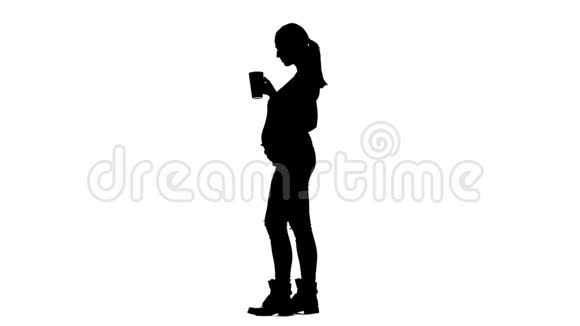 孕妇正在喝茶剪影白色背景慢动作视频的预览图