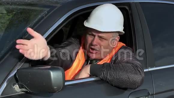 愤怒的工人在路上开车视频的预览图