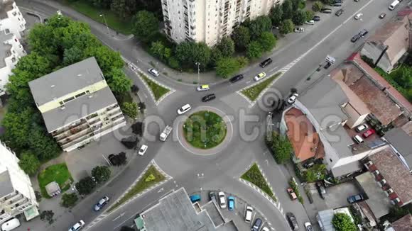 环形路和汽车的空中景观视频的预览图