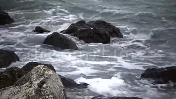 保加利亚Tulenovo村附近海岸悬崖上的波浪破碎视频的预览图