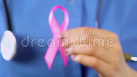 女护士手持粉红色丝带国际乳腺癌意识象征视频的预览图