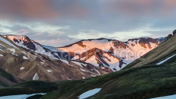 冰岛的山和云的日落色时间流逝放大视频的预览图