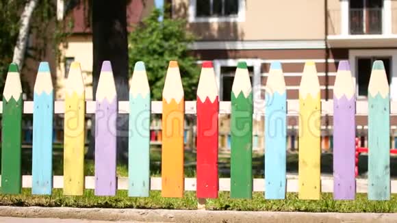 以彩色铅笔的形式在城市中击剑乌克兰视频的预览图