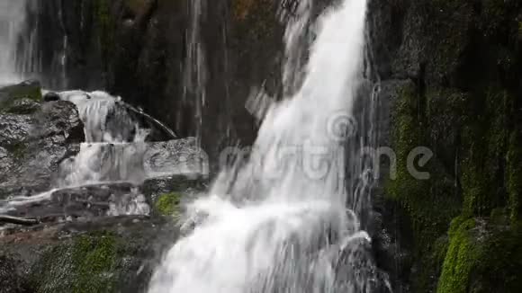 斯卡卡洛瀑布岩石上的水流视频的预览图