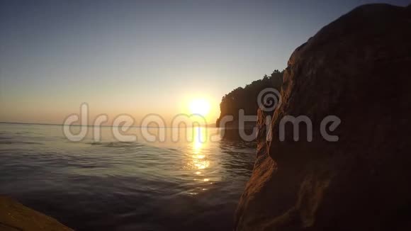 黑海海滩上的日落太阳光线反射在水中美好的夜晚视频的预览图
