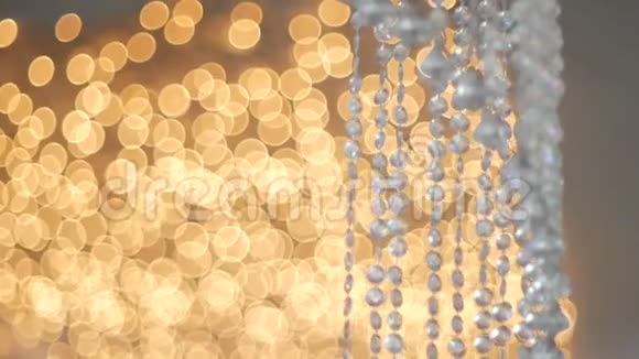 水晶支柱灯在暖光背景豪华室内设计视频的预览图