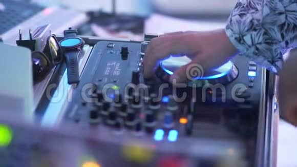 DJ在乐器上播放音乐视频的预览图