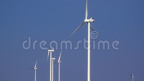 土地与风车涡轮机可再生能源视频的预览图