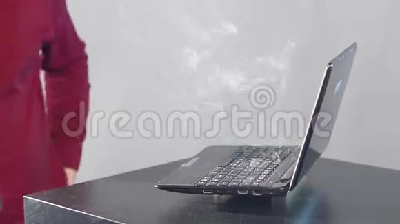 笔记本电脑坏了抽烟了商业概念视频的预览图
