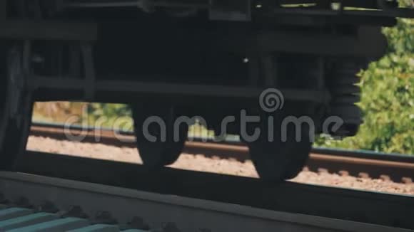 火车的车轮通过铁路瓦贡人在铁轨上移动视频的预览图