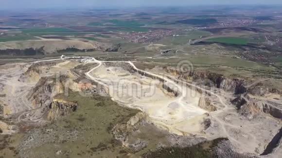 石灰石采石场露天矿采矿业的鸟瞰图视频的预览图