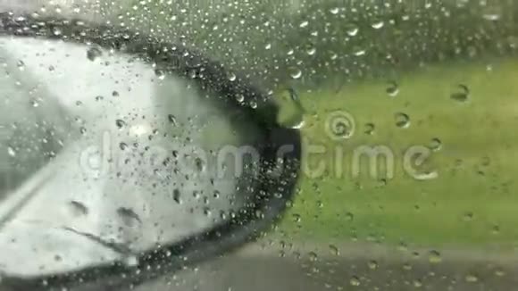 一辆汽车在恶劣天气的高速公路上行驶视频的预览图