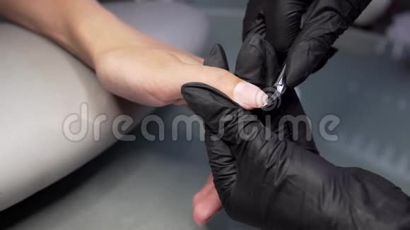 美甲师在美甲沙龙剪了女孩的指甲现在给了她们一个表格内科足疗病人视频的预览图