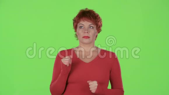 红发女子做出选择绿色屏幕视频的预览图