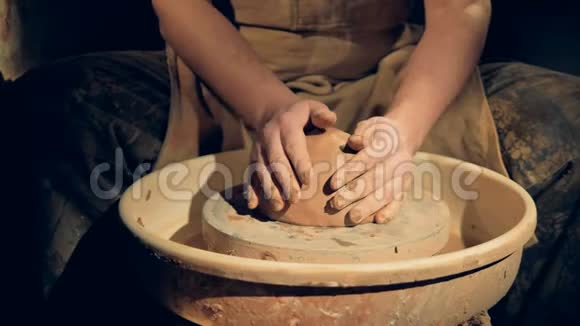 陶工把粘土放在轮子上视频的预览图