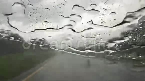 一辆汽车在大雨中行驶在高速公路上视频的预览图
